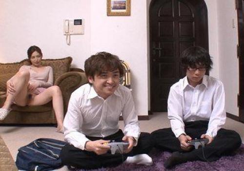 Mải chơi game bạn thân chiếm mẹ kế tôi mà tôi chẳng hay